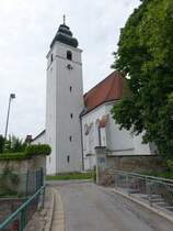 Hengersberg, Kath. Maria Himmelfahrt Kirche, sptgotischer barockisierter Saalbau mit eingezogenem Chor und Sdturm (25.05.2015)