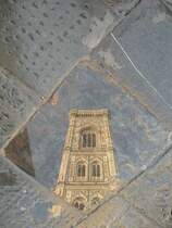 Regen am Morgen, ein bisschen Sonne am Nachmittag und eine Pftze - beste Voraussetzungen fr ein Bild , dass aus dem Rahmen fllt.
Als wir so von Pftze zu Pftze nach Spiegelbilder suchten wurden wir von etlichen Touristen schrg angeschaut, lsten dabei aber eine Nachamermanie aus.
14. Nov. 2007