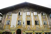 Hausfassade in Mittenwald in Oberbayern - Neben den christlichen Motiven erz�hlen viele Szenen der L�ftlmalerei auf den Hausfassaden vom Alltagsleben der Menschen. Aufnahme: Juli 2008.