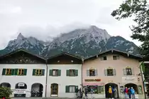 H�user am Obermarkt im oberbayrischen Mittelwald mit dem Kartenden im Hintergrund. Aufnahme: Juli 2008.