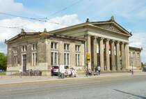 Dresden - die Altstdter Wache, an der Sdostecke des Theaterplatzes, unmittelbar neben dem Schlo und unweit des Brckenkopfes der Augustusbrcke gelegen. Das einzige Dresdener Baudenkmal, welches auf Friedrich Schinkel zurckgeht und von ihm 1830-1831 errichtet wurde.
Aufgenommen im Mai 2013.