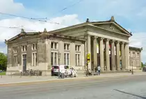 Dresden - die Altst�dter Wache, an der S�dostecke des Theaterplatzes, unmittelbar neben dem Schlo� und unweit des Br�ckenkopfes der Augustusbr�cke gelegen. Das einzige Dresdener Baudenkmal, welches auf Friedrich Schinkel zur�ckgeht und von ihm 1830-1831 errichtet wurde.
Aufgenommen im Mai 2013.