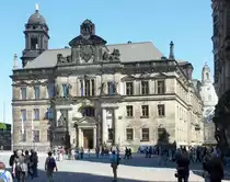 Dresden - das St�ndehaus war ehemals Sitz des S�chsischen Landtags, es wurde 1901-1907 am Schlo�platz erbaut, gegen�ber der Hofkirche und vom Residenzschlo�, heute beherbergt es u.a. das Oberlandesgericht Dresden.
Aufgenommen im Mai 2013.
