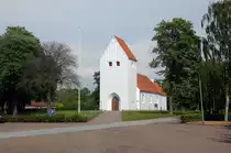 Eine typische d�nische wei� gestrichene Backsteinkirche in Vojens (Woyens). Aufnahme: Mai 2012.