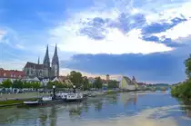 Regensburger Dom und die Donau von der Eisernen Br�cke aus gesehen. Aufnahme Juli 2008.