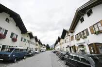 Strae im oberbayrischen Mittenwald. Aufnahme: Juli 2008.