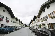 Stra�e im oberbayrischen Mittenwald. Aufnahme: Juli 2008.