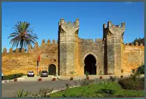 Das im 14. Jahrhundert errichtete Tor der Chellah von Rabat bildet den einzigen Zugang zur Totenstadt. Interessant ist die Konstruktion der T�rme mit achteckigem Grundriss und quadratischem Abschluss. (Rabat, 23.11.2015)