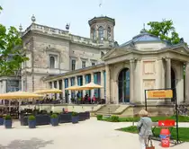 Dresden - das sog.  Lingnerschlo�  erhebt sich als eines der drei Elbschl�sser am Hang der Loschwitzh�he. Der Odol-Fabrikant August Lingner erwarb es 1906 und vermachte es testamentarisch der Stadt Dresden mit der Auflage, es der gesamten Bev�lkerung zug�nglich zu machen Auch habe man  thunlichst ein Restaurant oder Cafe mit billigen Preisen einzurichten . Nach erheblichem Verfall durch Nichtbenutzung ist dieses Objekt neuerer toskanischer Palastarchitektur mit Elementen des Tudorstils auf dem besten Wege, wie  Ph�nix aus der Asche  zu neuem Glanze zu gelangen.
Aufgenommen im Mai 2015. 