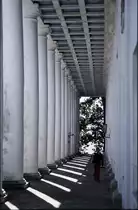 S�ulengang im Badehaus Goor auf R�gen. Aufnahme: Juli 2001 (Bild vom Dia).