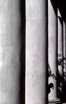 S�ulengang im Badehaus Goor auf R�gen. Aufnahme: Juli 2001 (Bild vom Dia).