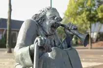 Eine Figur der Figurengruppe �Das Wahlversprechen�  auf dem Marktplatz in Harrislee bei Flensburg. Aufnahme: August 2012.