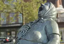 Ein Teil der Figurengruppe �Das Wahlversprechen� auf dem Marktplatz in Harrislee bei Flensburg. Aufnahme: August 2012.