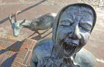 Die phantastische Figurengruppe Das Wahlversprechen auf dem Marktplatz in Harrislee wurde im Jahr 1993 von dem Bildhauer Bernd Maro fertiggestellt. Aufnahme: August 2012.