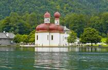 Die St. Bartholom-Kirche vom Knigssee aus gesehen. Aufnahme: Juli 2008.