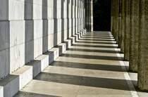 S�ulengang in der Gedenkst�tte Walhalla �stlich von Regensburg. Aufnahme: Juli 2008.