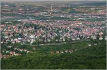 Blick vom Fernsehturm auf das Wohngebiet Gnsheide. Dahinter, dichter bebaut, liegt Ostheim. Oben in Bildmitte ist das Kraftwerk Mnster zu sehen. Rechts daneben das Neckartalviadukt der Gterumgehungsbahn. Links im oberen Drittel sind ein Teil der Abstellanlagen des Hauptbahnhofes zu erkennen.
Vorne am Rand der Bebauung fhrt eine Straenbahn der Linie 15 auf der Pischekstrae bergwrts.