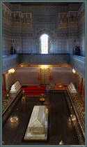 Im Inneren ist das Mausoleum von Mohammed V reichhaltig dekoriert. Das Mausoleum wird von Wchtern in traditionellen Uniformen geschtzt. (Rabat, 23.11.2015)