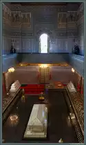 Im Inneren ist das Mausoleum von Mohammed V reichhaltig dekoriert. Das Mausoleum wird von W�chtern in traditionellen Uniformen gesch�tzt. (Rabat, 23.11.2015)