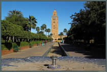 Die im 12. Jahrhundert errichtete Kutubiya-Moschee ist eine der ltesten Moscheen Marokkos. Das 77 m hohe Minarett ist ein Wahrzeichen der Stadt Marrakesch. (24.11.2015)