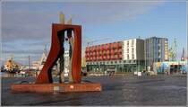 Bremerhaven.  Das Silber des Hafens  heit diese Skulptur im Schaufenster Fischereihafen. Symbolisch werden Fisch und Fischfang sowie Stahl- und Schiffbau dargestellt. 13.12.2015