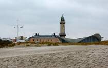 Hinter den Dnen vom Strand die Wahrzeichen von Rostock-Warnemnde: Teepott und Leuchtturm bei strnischen Wetter (November 2011)