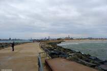 Blick von der Hafeneinfahrt auf die Silhouette von Warnemnde (Hansestadt Rostock, November 2011)