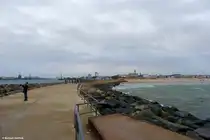 Blick von der Hafeneinfahrt auf die Silhouette von Warnem�nde (Hansestadt Rostock, November 2011)