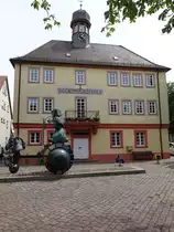 Mingolsheim, Skulptur Der Wagenlenker von J�rgen Goertz am Marktplatz von der Musikschule (31.05.2015)