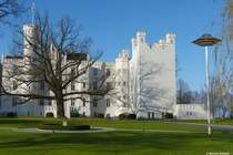 Die sog.  Burg Hohenzollern , eines der klazistischen Gebude von Heiligendamm (Stadt Bad Doberan, Landkreis Rostock, Mecklenburg-Vorpommern, November 2011)