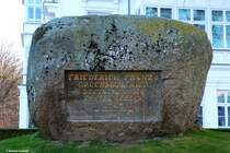 Der Gedenkstein: „Friedrich Franz I. grndete hier Deutschlands erstes Seebad – 1793“ steht in  Heiligendamm (Stadt Bad Doberan, Landkreis Rostock, Mecklenburg-Vorpommern, November 2011)