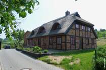 Fachwerk-Neubau in Gager oberhalb des Hagenschen Wieks (Mnchgut - Rgen, Mai 2011)