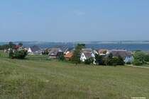 Teilansicht von Gager oberhalb des Hagenschen Wieks und dahinter das Reddevitzer Hft (Mnchgut - Rgen, Mai 2011)