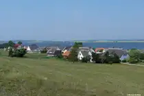 Teilansicht von Gager oberhalb des Hagenschen Wieks und dahinter das Reddevitzer H�ft (M�nchgut - R�gen, Mai 2011)