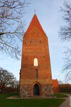 Der Turm der Backsteinkirche St.-Johannes in Rerik wird von der Abendsonne angeleuchtet (Landkreis Rostock, Mecklenburg-Vorpommern, November 2011)