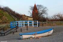 Der Turm der Backsteinkirche St.-Johannes in Rerik und der Aufstieg zum Schmiedeberg (Landkreis Rostock, Mecklenburg-Vorpommern, November 2011)