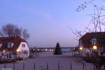 Seepromenade und Salzhaff in Rerik und in der  blauen Stunde (Landkreis Rostock, Mecklenburg-Vorpommern, November 2011)