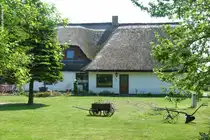 Reetdachgedecktes Haus in Gro� Zicker (M�nchgut, R�gen, Mai 2011)