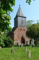 Dorfkirche Gro� Zicker mit alten Grabsteinen auf dem Friedhof (M�nchgut, R�gen, Mait 2011)