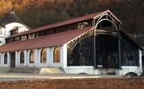 BENDORF bei KOBLENZ hat im Stadtteil SAYN neben dem berhmten Schmetterlingsgarten
ein sehr sthetisches Industriedenkmal,die im Stil einer dreischiffigen Basilika
1828/30 errichtete Giehalle der SAYNER HTTE,aufzuweisen.
So schn konnten Industriebauten mal sein....fotografiert am 6.2.2015