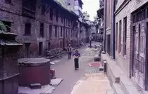 Typische Stra�e in der nepalischen Hauptstadt Kathmandu. Aufnahme: September 1988 (Bild vom Dia).