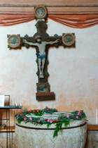 Triumpfkreuz und Taufbecken in der Backsteinkirche St.-Johannes in Rerik (Landkreis Rostock, Mecklenburg-Vorpommern, November 2011)