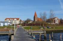 Seepromenade und dahinter die Kirche St.-Johannes in Rerik (Landkreis Rostock, Mecklenburg-Vorpommern, November 2011)