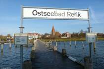Blick vom Anleger am Salzhaff hinber zur Seepromenade und dahinter die Kirche St.-Johannes in Rerik (Landkreis Rostock, Mecklenburg-Vorpommern, November 2011)