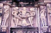 Der Khajuraho-Tempel mit erotischen Darstellungen aus dem 10. bis 12. Jahrhundert gehrt zum UNESCO-Weltkulturerbe. Aufnahme: Oktober 1988 (Bild vom Dia).