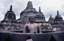 Die buddhistische Tempelanlage Borobudur (auch Borobodur) auf Java. Borobudur wurde 1991 von der UNESCO als Weltkulturerbe anerkannt. Sie gilt als das bedeutendste Bauwerk des Mahayana-Buddhismus auf Java. Aufnahme: M�rz 1989 (Bild vom Dia).
