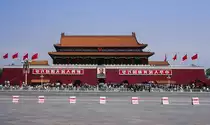 Das Tor des Himmlischen Friedens (Pinyin Tiān'ānm�n) an der Nordseite des Tian’anmen-Platzes ist der Haupteingang zur Verbotenen Stadt, dem Kaiserpalast in Peking. Aufnahme: Mai 1989 (Bild vom Dia).