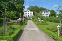 Frei zugnglicher Garten und Villa Edelwe in der Granitzer Strae in Sellin (Rgen, Mai 2011)