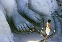 Die F�sse der 18 Meter gro�en Gomateshvara-Statue in Shravanabelagola. Aufnahme: Dezember 1988 (Bild vom Dia).