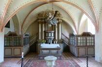 Altarraum mit Patronatslogen links und rechts sowieTaufengel, Taufbecken und sptgotische Gewlbemalereien in der ev. St. Johanneskirche in Zirkow (Rgen, Mai 2011)